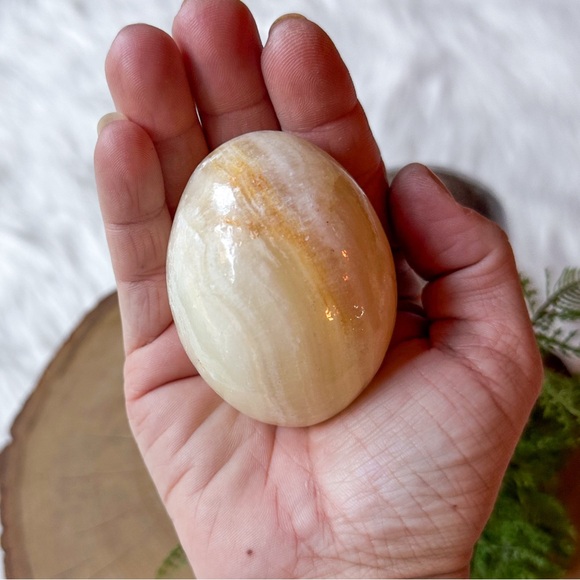 Banded Tan & White Carved Onyx Gemstone Crystal Egg Vintage - Picture 2 of 6